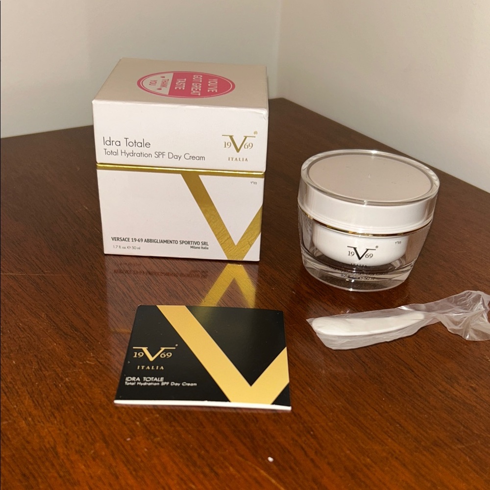 Versace Idra Totale Moisturizer - White and Gold